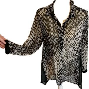 Lightweight button-down top women’s medium size Medium